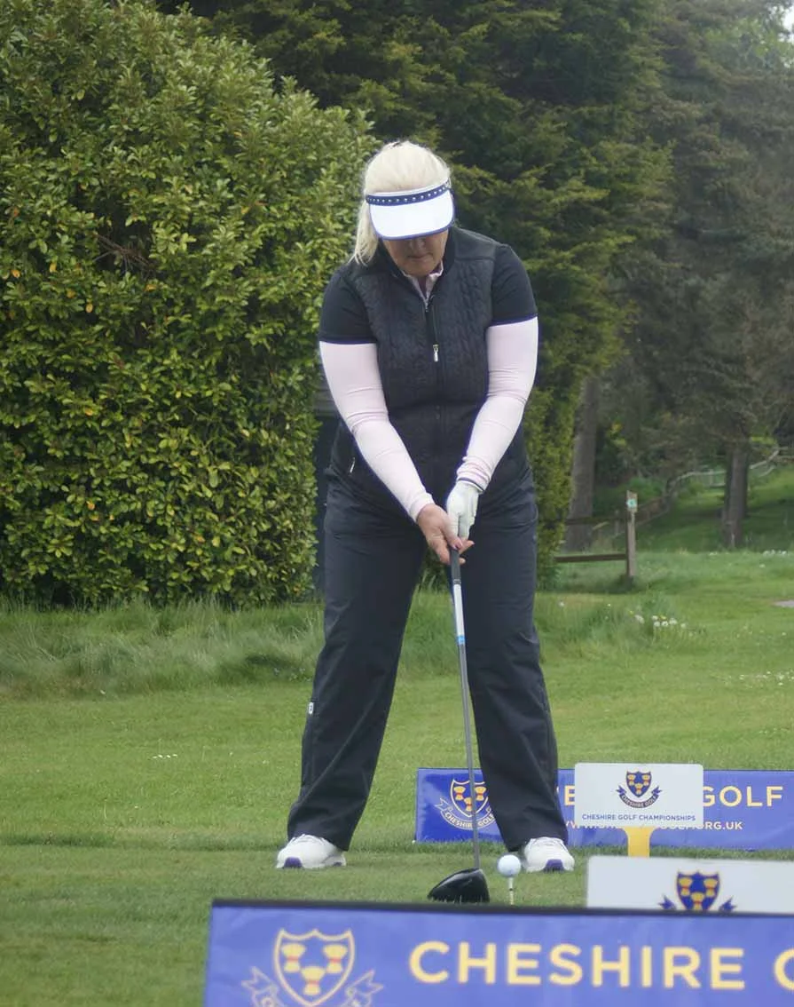 Sara tees off